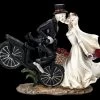 Skelett Figuren - Brautpaar Küssend Auf Fahrrad