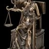Sitzende Justitia Figur Auf Thron - Bronziert