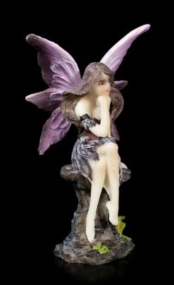 Lila Elfen Figur - Syna Sitzt Auf Steinen -Figuren Deko Verkauf Lila Elfen Figur Syna Sitzt Auf Pilz 2 1280x1280